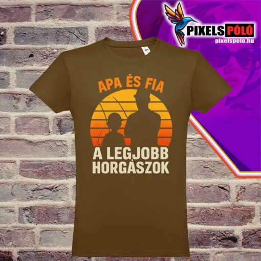 Apa és fia horgászik vicces póló grafikán – horgász ajándék ötlet Apának.