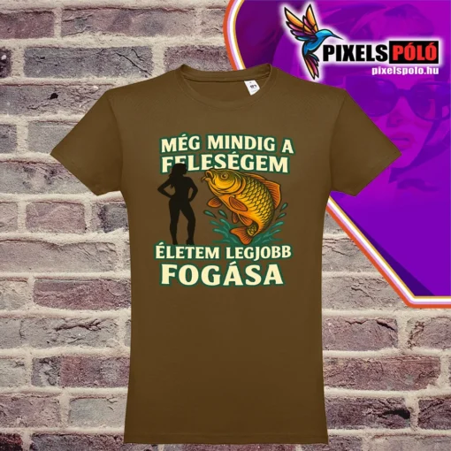 Horgász póló – Még mindig a feleségem a legjobb fogás felirattal, vicces és romantikus ajándék