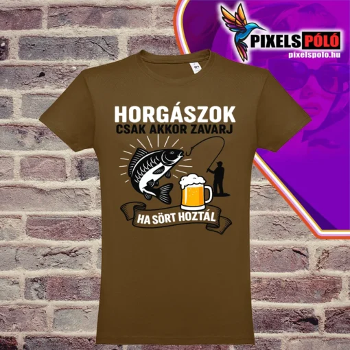 Vicces horgász póló „Horgászok csak akkor zavarj, ha sört hoztál” felirattal képen egy horgász halat fog .egy korsó sör mögött