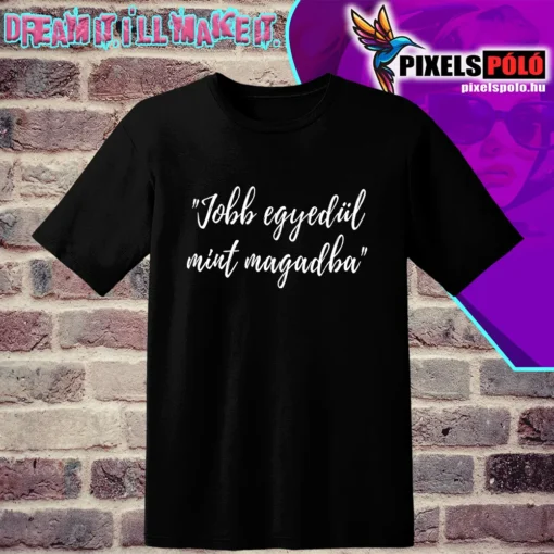 Feliratos póló „Jobb egyedül mint magadban” szöveggel, ikonikus magyar bulimém alapján, playlist script betűtípussal.