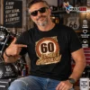 60 és még gyorsulok egyedi születésnapi póló férfi modellen