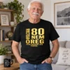 Fekete 80. születésnapi póló sárga 80 nem öreg csak régebb óta fiatal felirattal