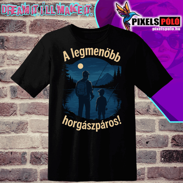 A képen egy póló látható, grafikáján egy apuka és kisfia horgászni indul az esti holdfényben, felette A legmenőbb horgászpáros felirat