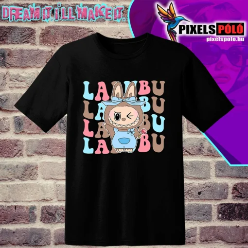 Labubu Hi póló – egy aranyos Labubu karakter a kezét felemelve köszön, minőségi DTF nyomtatással a pixelspolo.hu-tól