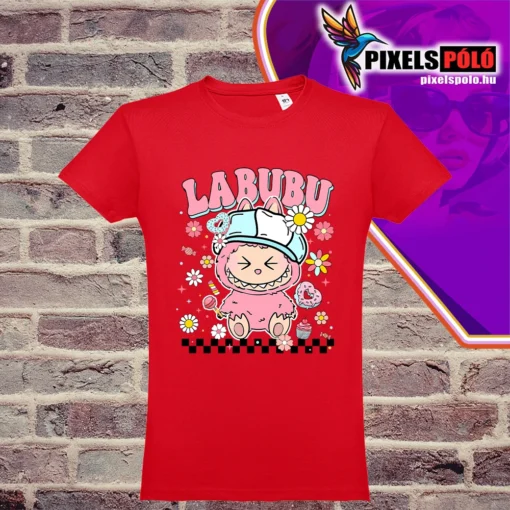 Labubu Rózsaszín Lollipop póló – egy aranyos Labubu karakter egy rózsaszín nyalókával, minőségi DTF nyomtatással a pixelspolo.hu-tól