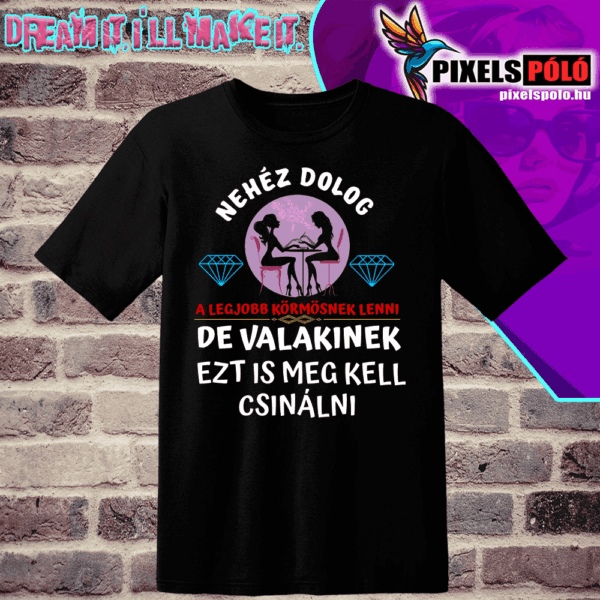 Műkörmös póló, grafikán két hölgy sziluettje látható, egyik készíti a másik körmét