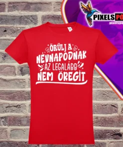 Örülj a névnapodnak, az legalább nem öregít – vicces névnapi póló, piros színben, női és férfi méretben.