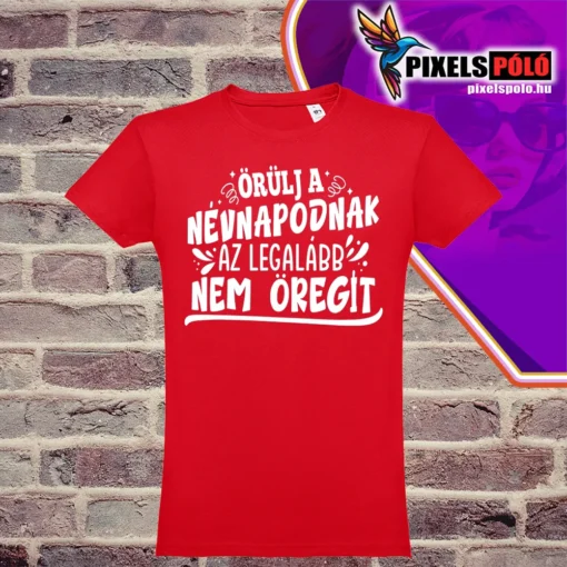 Örülj a névnapodnak, az legalább nem öregít – vicces névnapi póló, piros színben, női és férfi méretben.