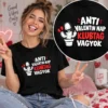 Anti Valentin nap klubtag vagyok vicces póló női modellen