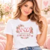 Anya, az otthon ott van, ahol Te vagy feliratú fehér női póló púderrózsaszín virágos grafikával, fiatal női modellen.