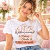 Anya legfőbb jellemzői feliratos fehér póló fiatal női modellen, pasztellrózsaszín szívekkel és a kedvesség, odaadás, feltétel nélküli szeretet felirattal.