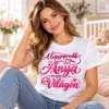 Mosolygós fiatal anyuka fehér anyák napi pólóban, rózsaszín A legszuperebb Anya az egész világon felirattal és szívekkel.