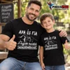 Fekete Apa és fia a legjobb barátok mindörökké póló fehér ökölpacsi-grafikával és magyar felirattal.