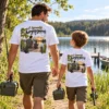 Apa és fia fehér páros horgász pólóban horgászni indulnak a tópartra