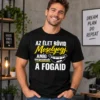 Mosolygó férfi fekete Az élet rövid pólóban
