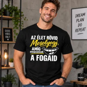 Mosolygó férfi fekete Az élet rövid pólóban