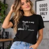 Női modell Baszd ki és még görbe is vicces pólóban