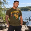Férfi modell olívazöld Bekaphatod horgász pólóban a tóparton