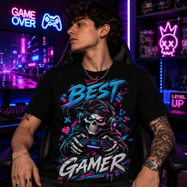 Best Gamer fekete póló modellen, színes koponyával, headsettel és kontrollerrel