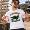 Férfi modell fehér Bombardino Crocodilo pólóban