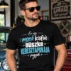 Büszke keresztapuka póló fekete színben, fehér és világoskék Menő kisfiú Keresztapukája felirattal, napszemüveges férfi modellen.