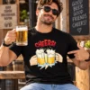 Férfi modell fekete Cheers sörös pólóban