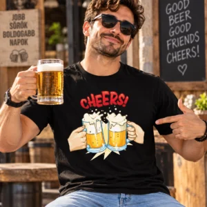 Férfi modell fekete Cheers sörös pólóban