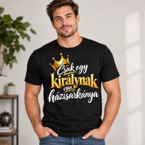 Fiatal férfi fekete pólóban, arany koronával és Csak egy királynak van házisárkánya felirattal.