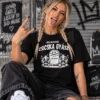 Csicska gyász vicces póló szőke fonott hajú női modellen