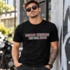 Férfi modell Dead Inside But Still Horny fekete pólóban