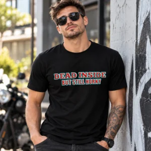 Férfi modell Dead Inside But Still Horny fekete pólóban
