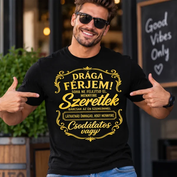 Férfi modellen viselt fekete Drága férjem romantikus póló arany grafikával