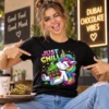 Női modell Dubai csoki Just Chill unikornis pólóban