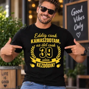 Fekete Eddig csak kamaszodtam egyedi évszámos születésnapi póló