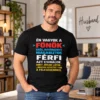 Én vagyok a főnök vicces férj póló fekete színben, piros, kék, fehér és sárga házassági humorú felirattal, férfi modellen.