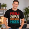 Férj Apa Védelmező Hős feliratos apás póló fekete színben, piros, törtfehér, narancs és türkiz retró grafikával, férfi modellen.