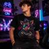 Gamer vadkan póló headsetes, napszemüveges vadkan kontrollerrel