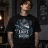 Fekete póló kék szemű farkassal és I Am the Light in the Fucking Night felirattal