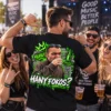 Hány fokos mém póló hátulról férfi modellen fesztiválon