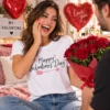 Női modell Happy Valentine's Day pólóban vörös rózsacsokorral