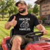 Férfi modell Hektár Harcos traktoros pólóban fűnyírótraktoron
