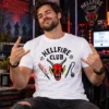 Férfi modell fehér Hellfire Club pólóban