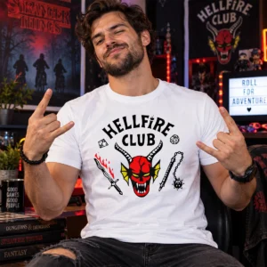 Férfi modell fehér Hellfire Club pólóban