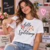 Hello Születésnap egyedi évszámos virágos női póló fiatal női modellen