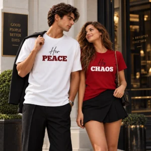 Elegáns fiatal pár Her Peace és His Chaos feliratú páros pólóban, fehér és piros színben.
