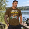 Férfi modell olívazöld Hívnak a halak mennem kell horgász pólóban