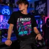 I Paused My Game to Be Here gamer póló kontroller és headset grafikával