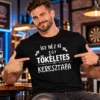 Így néz ki egy tökéletes keresztapa feliratú fekete keresztapa póló, fehér mintával, kacsintó szakállas férfimodellen.