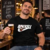Inni kell poharas vicces póló férfi modellen