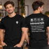 Introvertált póló fekete színben, elöl kis fehér kaktusz ikonnal, hátul humoros felirattal, férfimodellen elölről és hátulról bemutatva.